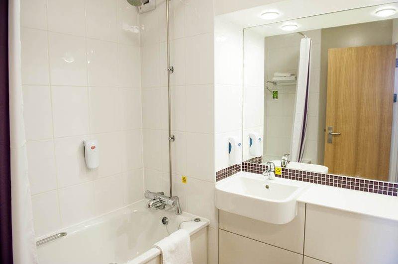 Premier Inn Івшем Екстер'єр фото