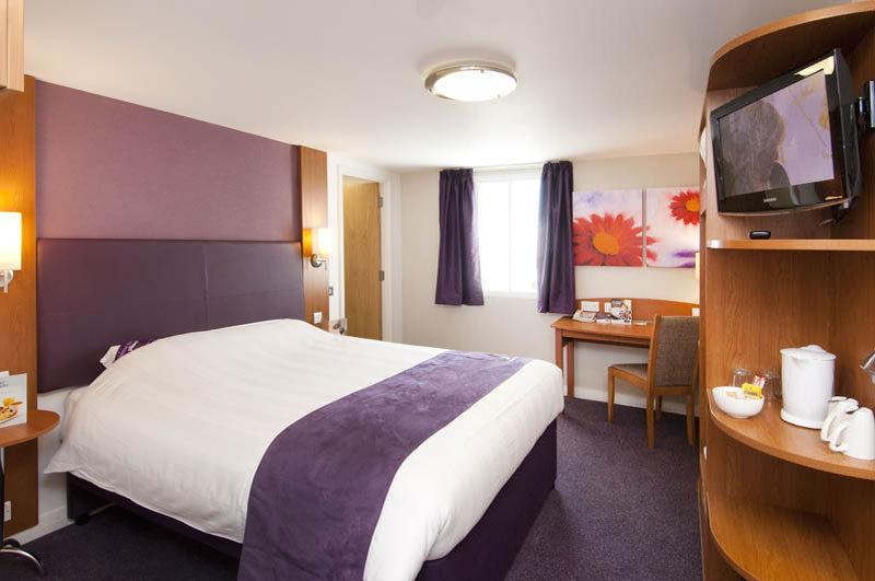 Premier Inn Івшем Екстер'єр фото