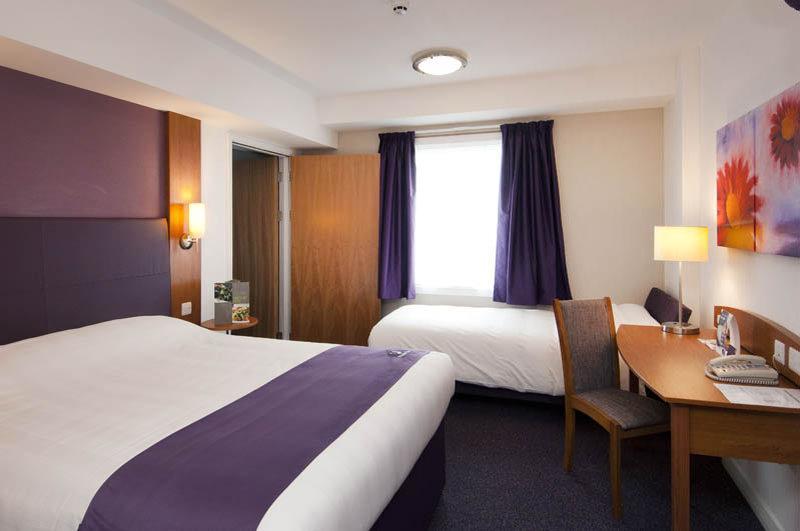 Premier Inn Івшем Екстер'єр фото